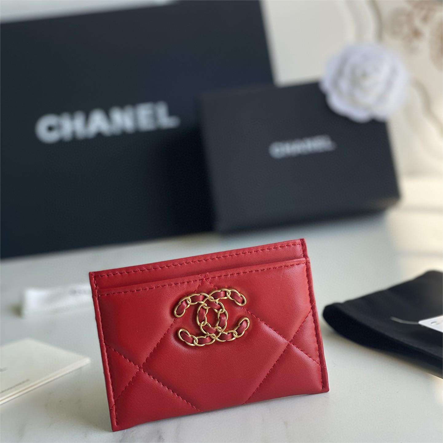 Chanel-19 series card holder with a nostalgic and retro style