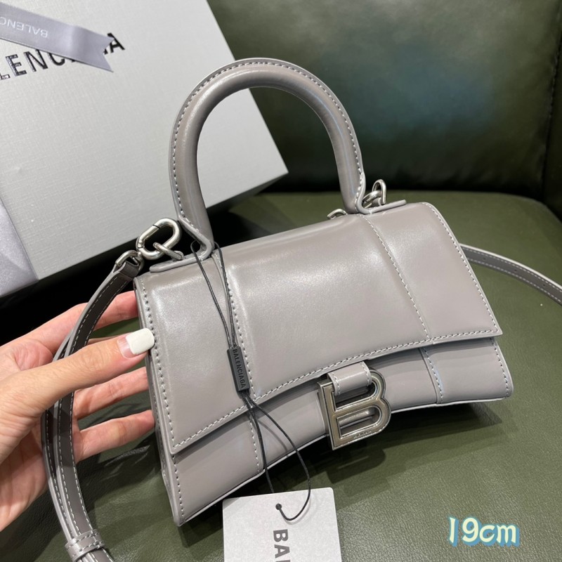 BALENCIAGA 𝐇𝐨𝐮𝐫𝐠𝐥𝐚𝐬𝐬 𝐗𝐒 The hourglass bag of the fashion world