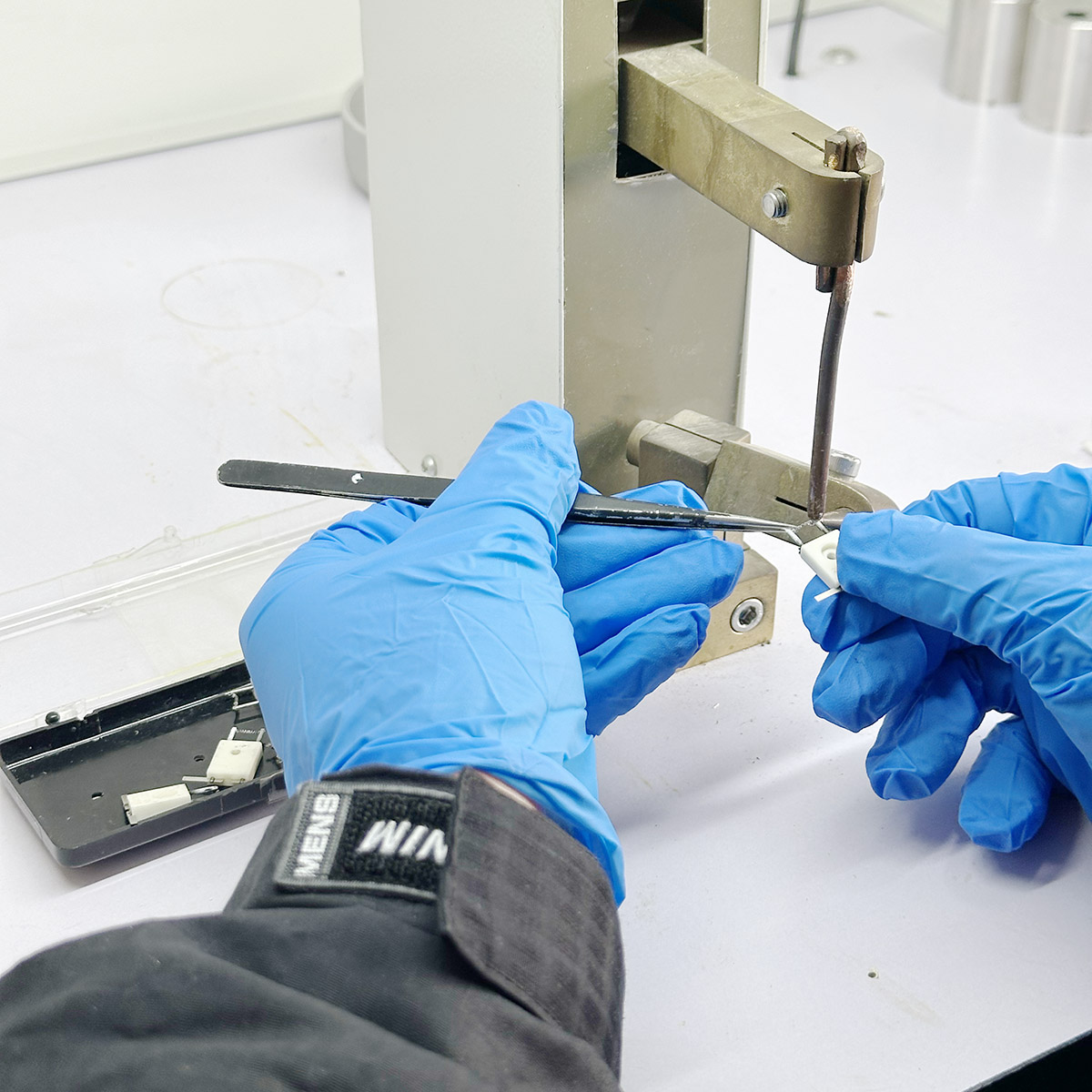 氦检仪离子源灯丝修复 灯丝焊接 原厂离子源灯丝修复