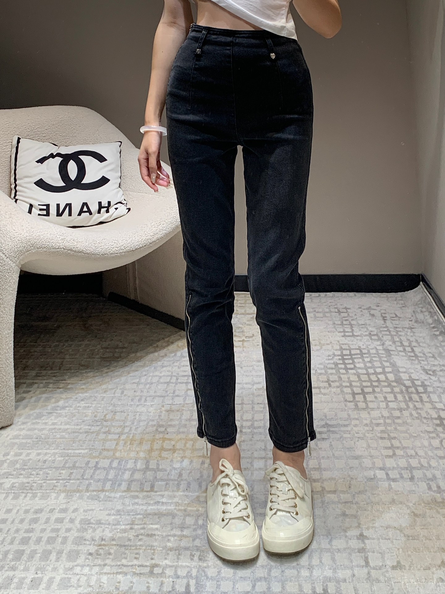 Chanel 2024 Autumn and Winter New Black and Gray Slim High Waist Side Zipper Jeans