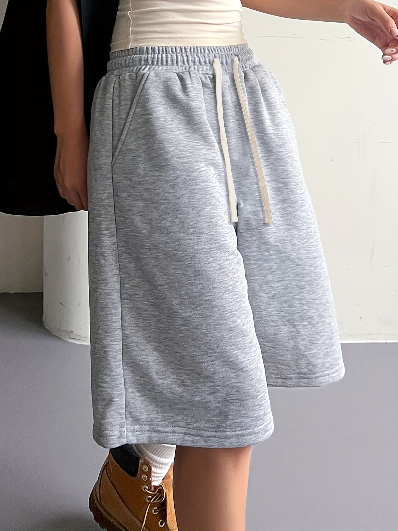 Women's Spring and Summer Casual Pocket Drawstring Shorts, the Fabric Is Lightweight and Breathable, Casual and Versatile, Comfortable and Fit